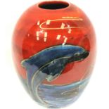 Anita Harris vase in the Dolphin pattern, signed in gold, H: 15 cm. No cracks, chips or visible