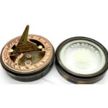 Brass sundial compass,marked Made for Royal Navy, D: 70 mm. P&P Group 1 (£14+VAT for the first lot