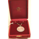 925 silver neckl chain with mounted coin, boxed. P&P Group 1 (£14+VAT for the first lot and £1+VAT