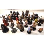 Over thirty Star Wars figures on bases. P&P Group 1 (£14+VAT for the first lot and £1+VAT for