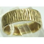 9ct gold bark effect band, size M, 3.2g. P&P Group 1 (£14+VAT for the first lot and £1+VAT for