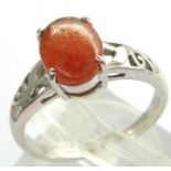 9ct white gold ring with orange cabochon stone, size N/O, 3.0g. P&P Group 1 (£14+VAT for the first