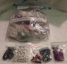 Forty bags of jewellery making stones and plastic beads. P&P Group 1 (£14+VAT for the first lot