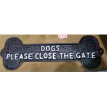 Cast iron Dogs Close The Gate sign, L: 26 cm. P&P Group 1 (£14+VAT for the first lot and £1+VAT