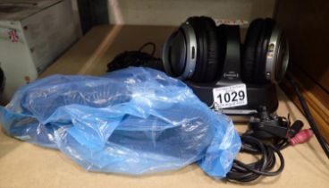 Mixed electronics to include headphones. Not available for in-house P&P, contact Paul O'Hea at