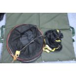 Landing net and folding mat. P&P Group 2 (£18+VAT for the first lot and £3+VAT for subsequent lots)
