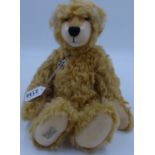 Deans Byron 69/300 bear, H: 41 cm. P&P Group 1 (£14+VAT for the first lot and £1+VAT for