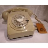 Ivory rotary telephone. P&P Group 1 (£14+VAT for the first lot and £1+VAT for subsequent lots)