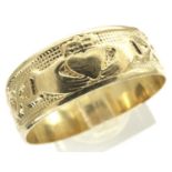 9ct gold Claddagh ring, size Y, 4.0g. P&P Group 1 (£14+VAT for the first lot and £1+VAT for