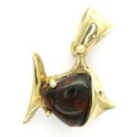 14ct gold amber set fish pendant, L: 21 mm, 2.0g. P&P Group 1 (£14+VAT for the first lot and £1+