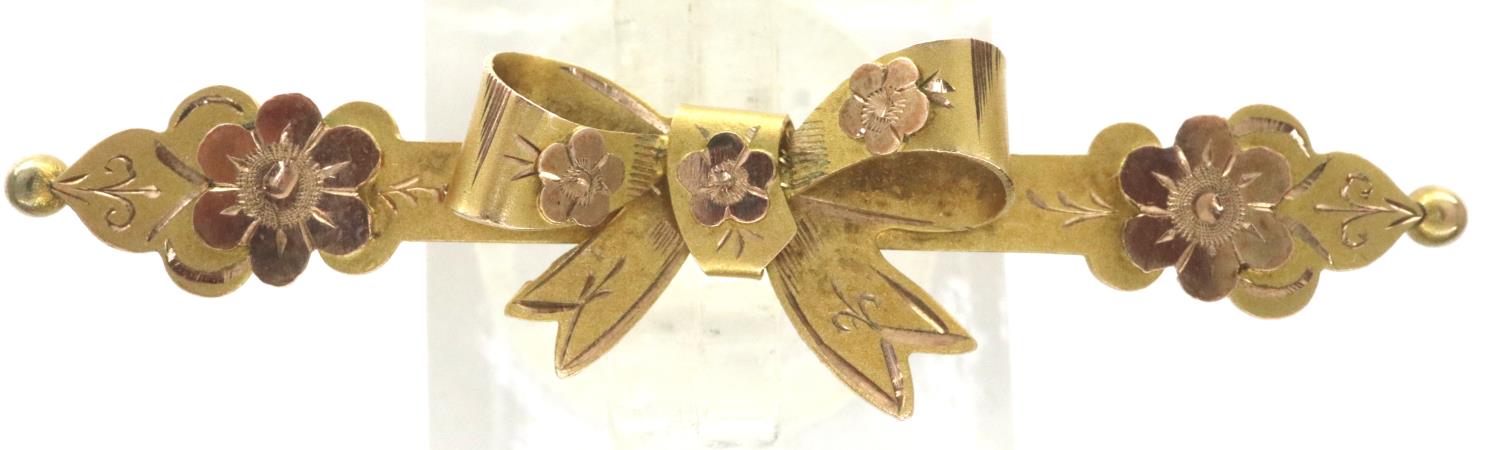 Victorian 9ct gold bar brooch with bow design, L: 45 mm, 1.7g. P&P Group 1 (£14+VAT for the first