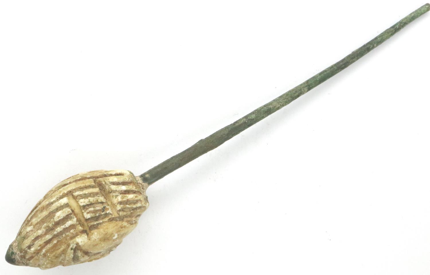 Bronze Age Eastern hair pin with religious deity, L: 120 mm. P&P Group 0 (£5+VAT for the first lot - Bild 2 aus 2