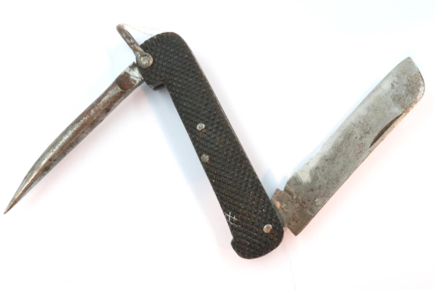 A Roberts of Sheffield folding knife with chequered grip. P&P Group 2 (£18+VAT for the first lot and - Bild 2 aus 2