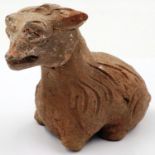 A Han Dynasty zoomorphic clay figure of a recumbent goat, H: 8 cm, L: 10 cm. P&P Group 2 (£18+VAT