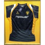 Framed Worcester Rugby yellow and black Kukri shirt, NPower, signed by the 2010 team, 89 x 106 cm.