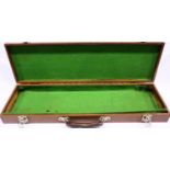 Vintage lined shotgun hard case. P&P Group 3 (£25+VAT for the first lot and £5+VAT for subsequent