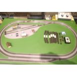 N gauge layout 220 x 70 cm, double oval with crossover and x4 sidings, Morley Vesta twin controller,