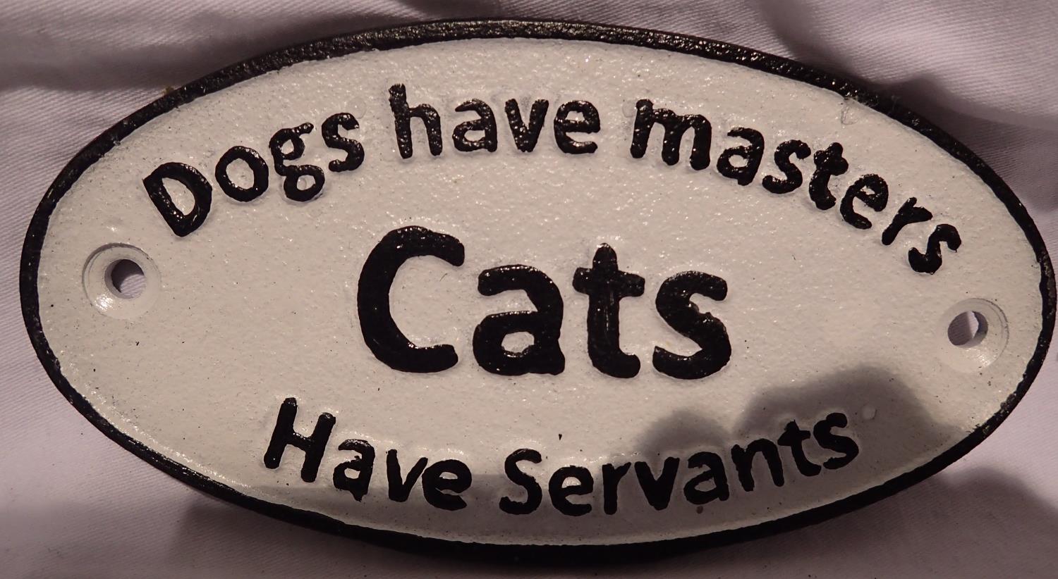 Cast iron Dogs Have Masters Cats Have Servants sign, W: 16 cm. P&P Group 1 (£14+VAT for the first