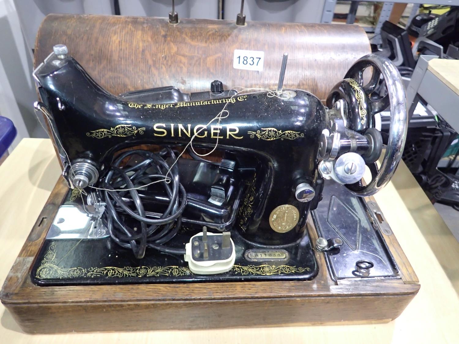 Oak cased Singer sewing machine. Not available for in-house P&P