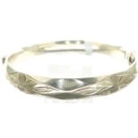 Vintage solid sterling silver hinged bangle, fully hallmarked 1971, 41g. P&P Group 1 (£14+VAT for