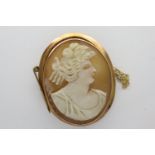 9ct gold cameo brooch with safety chain, D: 40 mm, 5.3g. P&P Group 1 (£14+VAT for the first lot