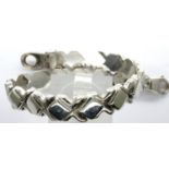 New old stock 9ct white gold Kiss bracelet, fully hallmarked, L: 19 cm, 11.6g, RRP £700. P&P Group 1