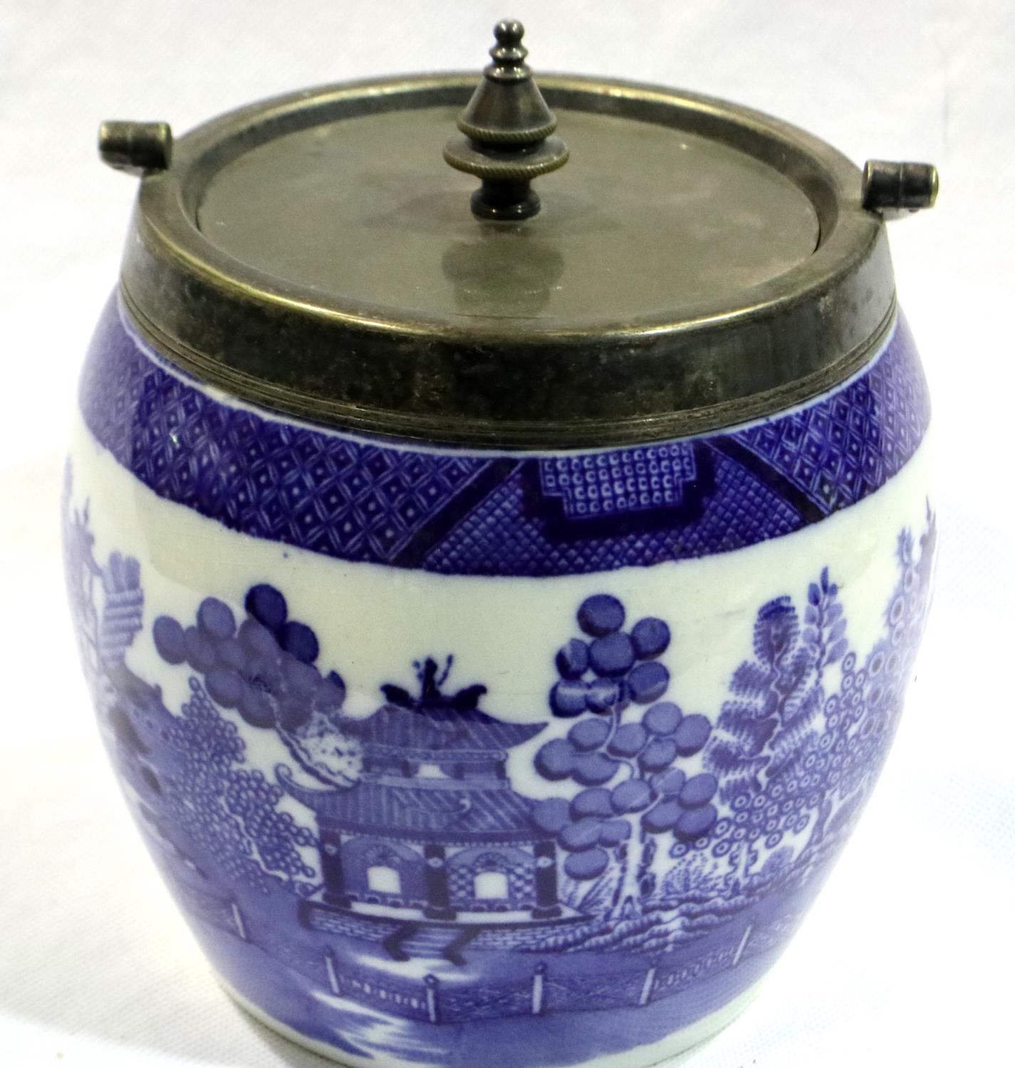 Minton blue and white biscuit barrel in the Willow pattern with brass lid and handle, H: 22 cm.