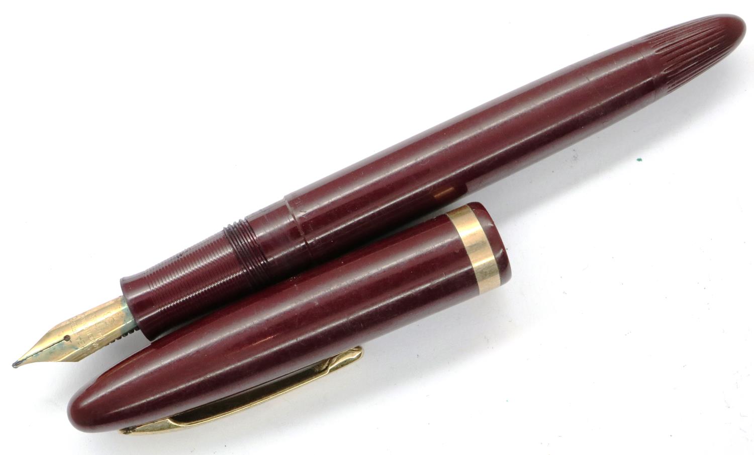 Sheaffer fountain pen with a 14ct gold nib. P&P Group 1 (£14+VAT for the first lot and £1+VAT for