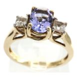 9ct gold solitaire ring set with amethyst and topaz, size J/K, 2.3g. P&P Group 1 (£14+VAT for the