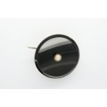 Victorian 9ct gold bound circular onyx brooch set with a single pearl, D: 25 mm, 5.8g. P&P Group