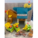 1970'S FISHER PRICE LIFT 'N' LOAD PLAYSET WITH ACCESSORIES