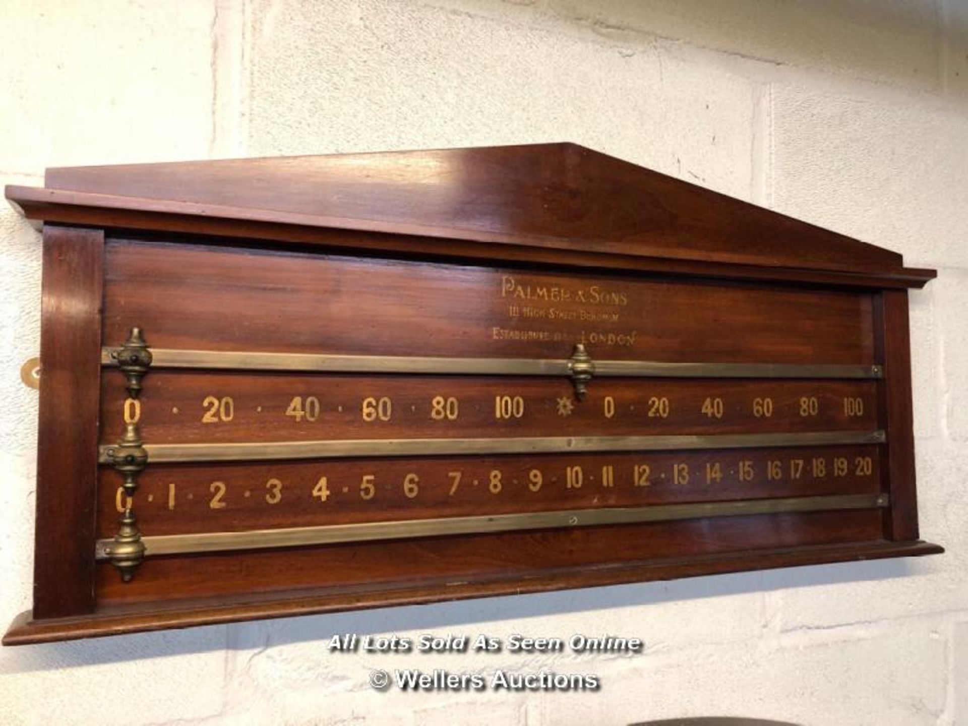 PALMER & SONS OF LONDON SCOREBOARD SLIDER WITH RAISED PEDIMENT, GOLD LEAF LETTERING WITH POINTERS ON