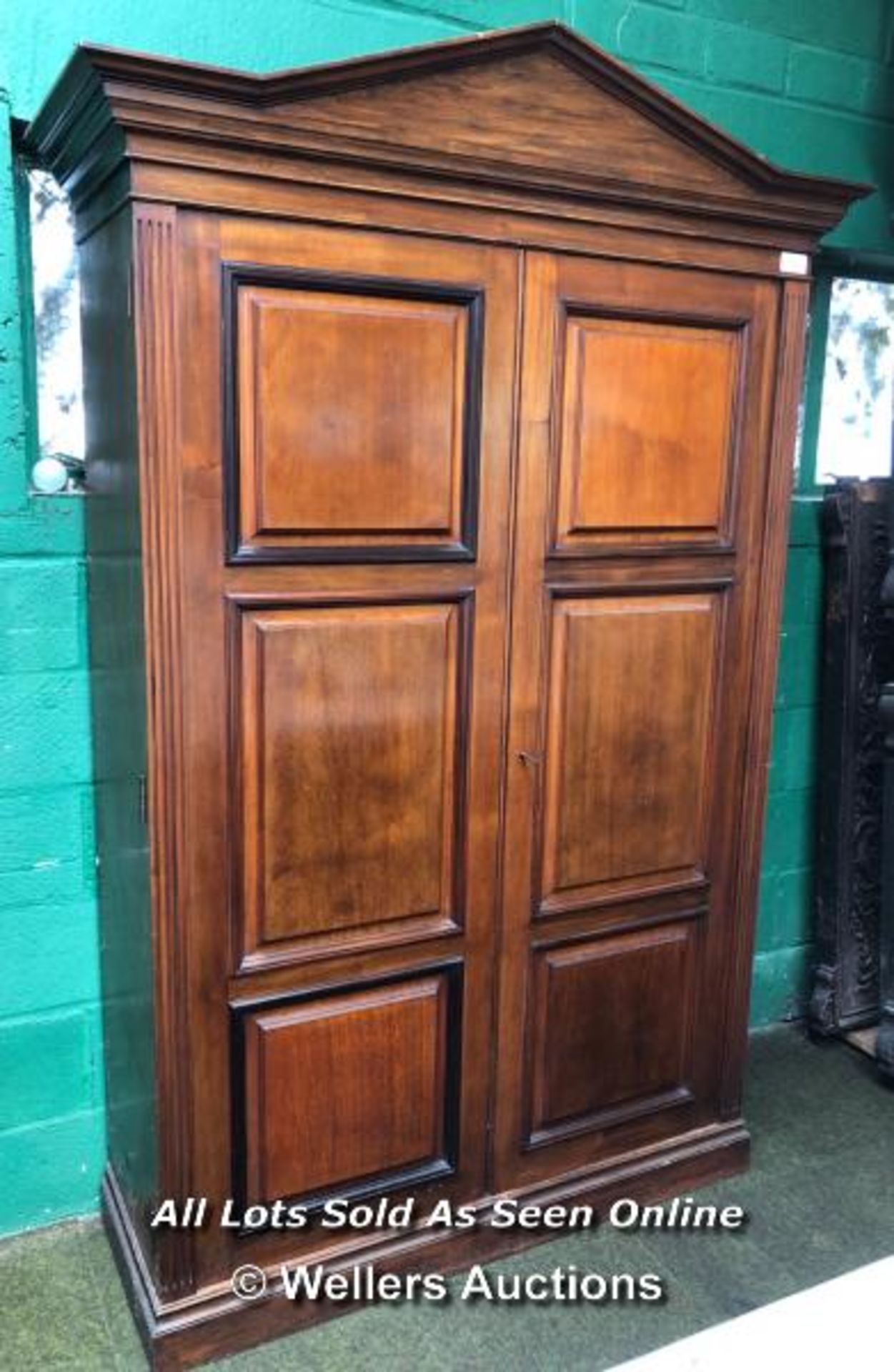 6 PANEL BILLIARD CUE STORAGE CUPBOARD FOR 18 CUES WITH RAISED PEDIMENT (CUES NOT INCLUDED), THERE IS