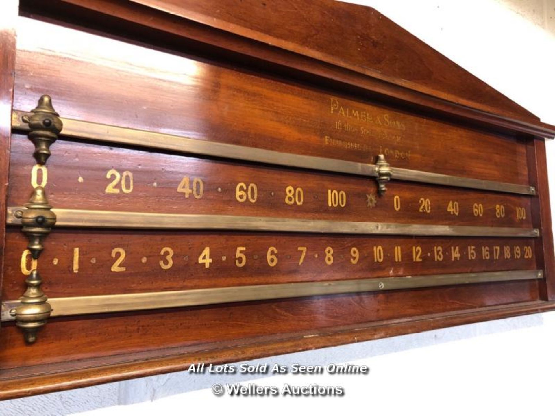 PALMER & SONS OF LONDON SCOREBOARD SLIDER WITH RAISED PEDIMENT, GOLD LEAF LETTERING WITH POINTERS ON - Image 2 of 3