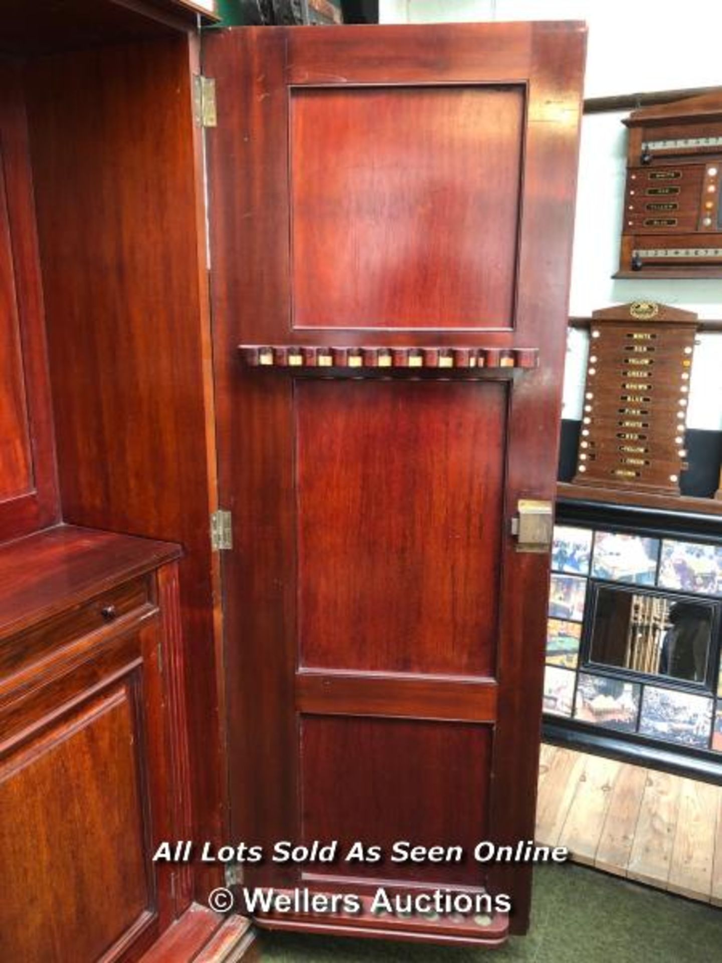 6 PANEL BILLIARD CUE STORAGE CUPBOARD FOR 18 CUES WITH RAISED PEDIMENT (CUES NOT INCLUDED), THERE IS - Image 4 of 6