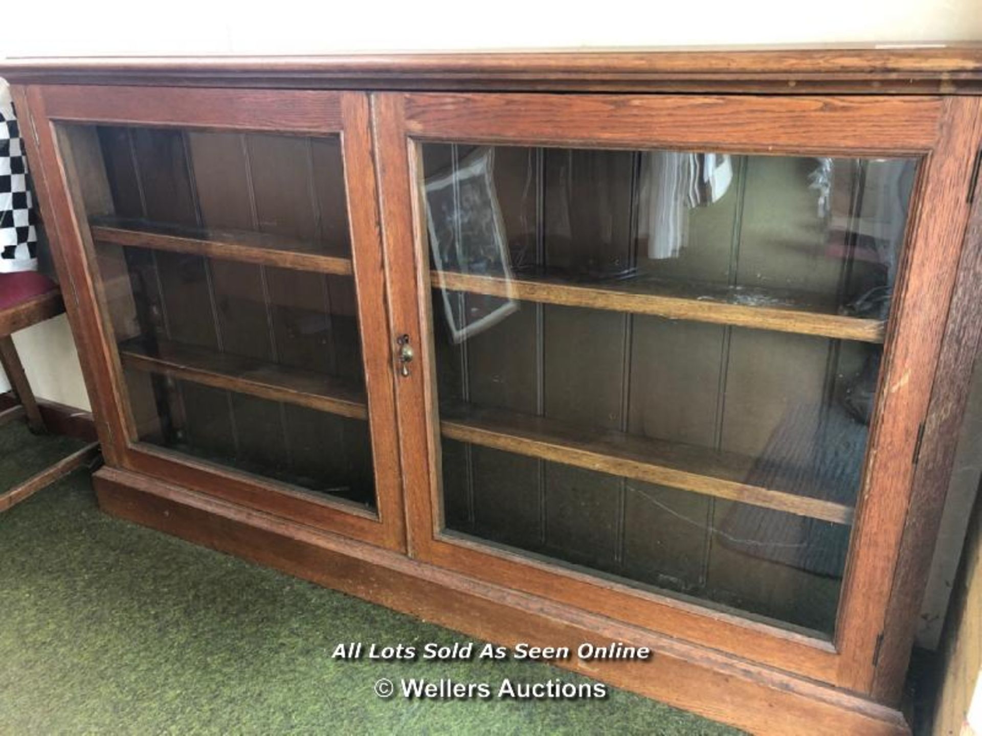 VINTAGE 3 TIER STORAGE CABINET / APPROX. 155CM (W) X 93CM (H) X 17CM (D) - Image 2 of 4