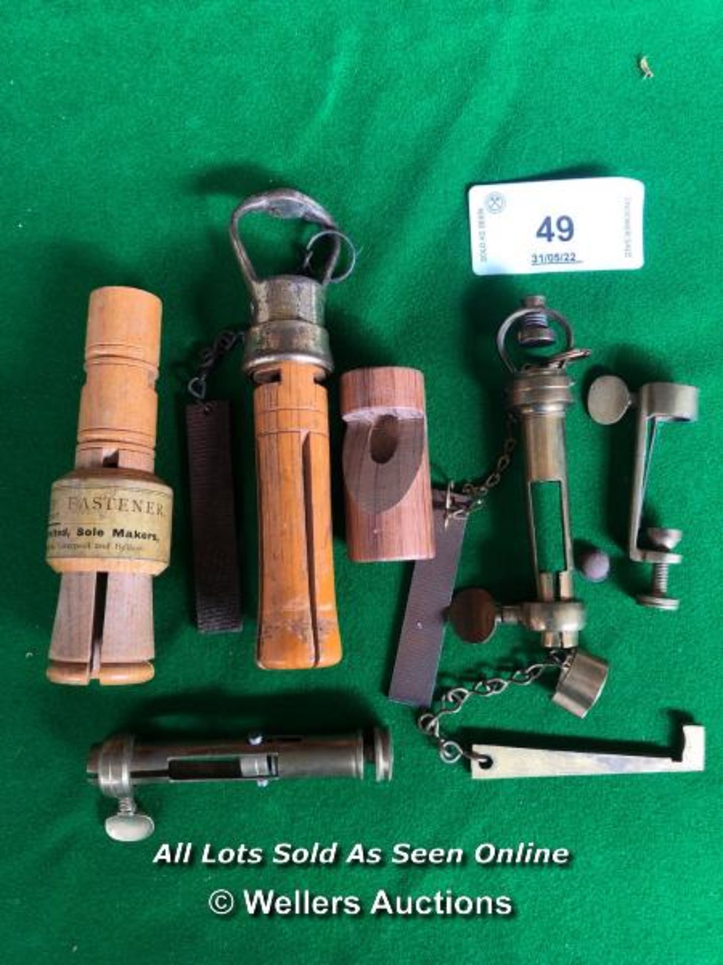 ASSORTED CUE TIPPERS INCLUDING ORME & SONS, SOME OF WHICH ARE BRASS AND SOME SPRING LOADED