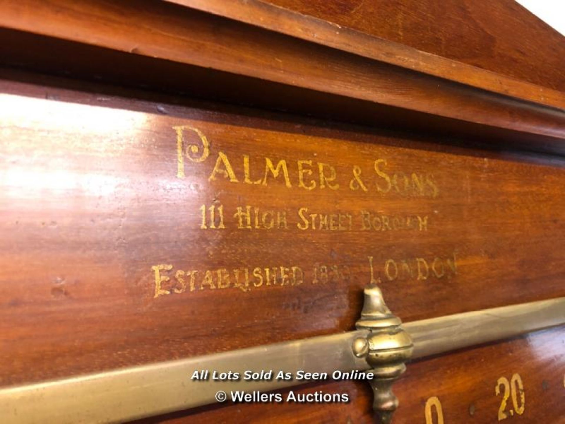 PALMER & SONS OF LONDON SCOREBOARD SLIDER WITH RAISED PEDIMENT, GOLD LEAF LETTERING WITH POINTERS ON - Image 3 of 3