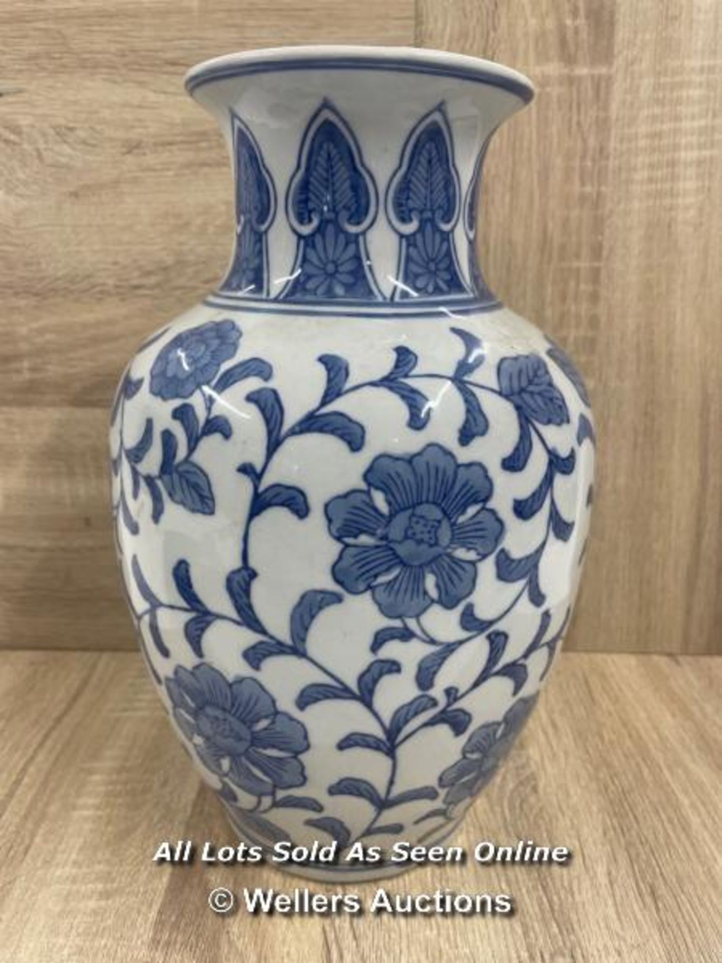 LARGE BLUE & WHITE VASE DECORATED WITH FLOWERS, 30CM HIGH - Image 2 of 4