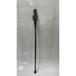 SHORT MAHOGANY WALKING CANE, THE FINIAL CARVED AS A MILITARY FIGURE, 80CM