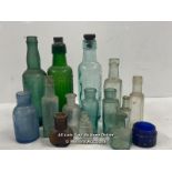 SMALL SELECTION OF COLOURED GLASS INCLUDING BOTTLES
