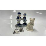 SMALL LLADRO RECUMBANT SPANIEL, BELLEEK SEATED CAT, DUTCH BLUE AND WHITE FIGURINE