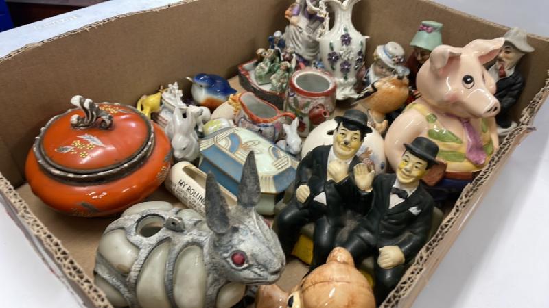 BOX OF DECORATIVE CERAMICS