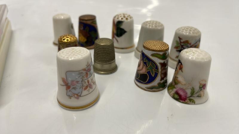 10 THIMBLES IN PORCLELAIN, METAL AND CLOISONNE; THREE SOUVENIR SPOONS AND FORK - Image 2 of 3