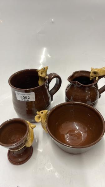 CLEVERLY POTTERY WARES COMPRISING TEAPOT, MUG, JUG, EGG CUP, SUGAR BOWL, ALL DECORATED WITH MOUSE - Bild 3 aus 3