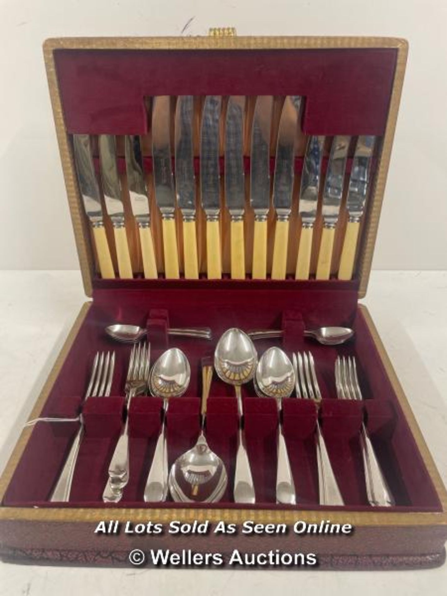 CASED SET OF SILVER PLATE KNIVES, FORKS AND SPOONS FOR 6 PLACE SETTINGS (ONE FORK MISSING)