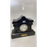 VICTORIAN BLACK SLATE MANTLE CLOCK WITH BRASS COLUMNS, 30CM