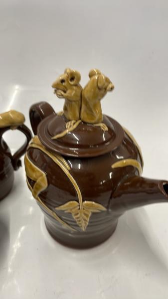 CLEVERLY POTTERY WARES COMPRISING TEAPOT, MUG, JUG, EGG CUP, SUGAR BOWL, ALL DECORATED WITH MOUSE - Bild 2 aus 3