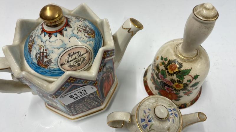 TWO ORNAMENTAL TEAPOTS AND A BELL - Bild 2 aus 2