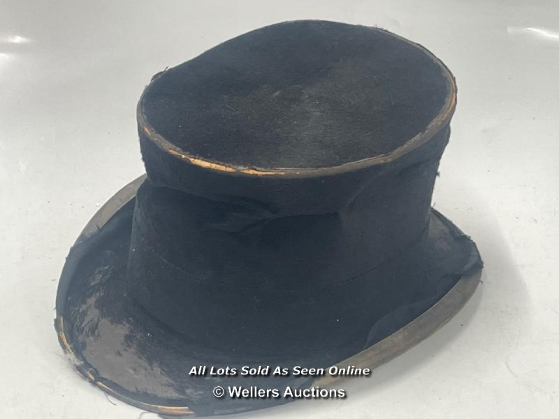 ANTIQUE HENRY HEATH TOP HAT. 15.5 X 19.5CM HEAD SIZE. IN NEED OF RESTORATION